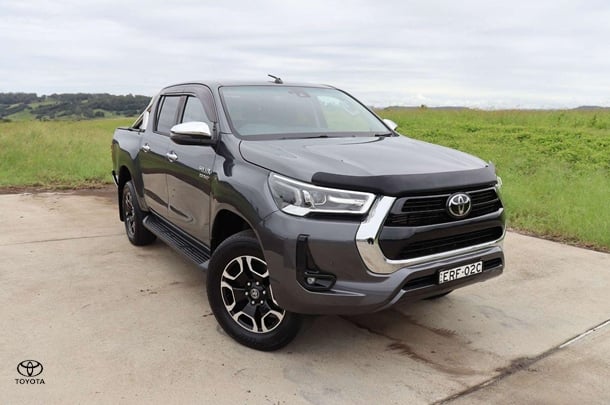 2020 Toyota Hilux 4x4 SR5 image 1