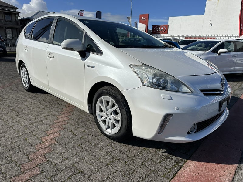 2013 Toyota Prius Alpha - 7 seater