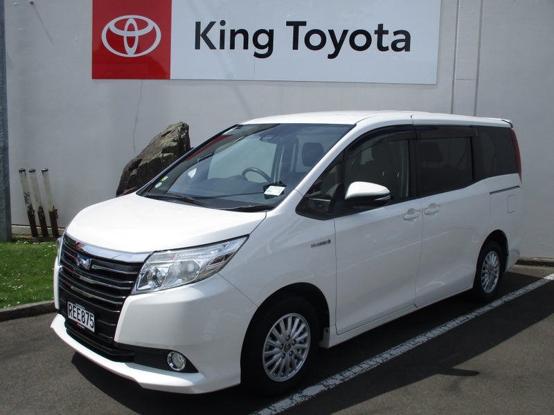 2017 Toyota Noah Hybrid G 1.8 + Certified Warranty