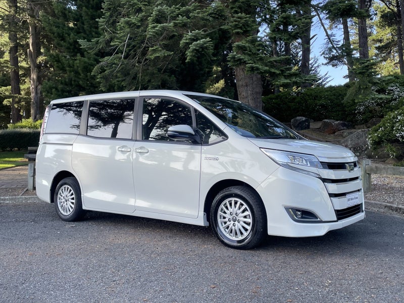 2017 Toyota Noah Hybrid G 7 Seater