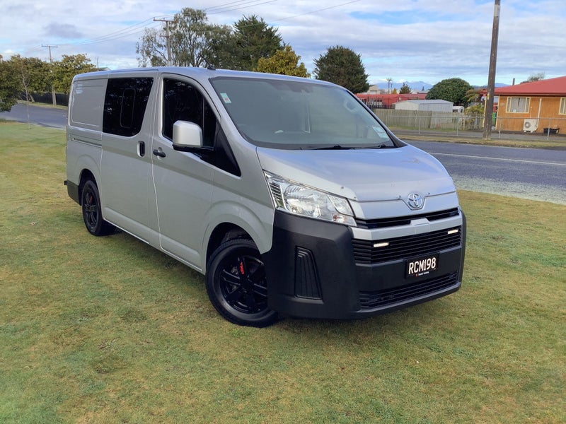 2022 Toyota Regius Hiace ZR 2.8DT 5 chair