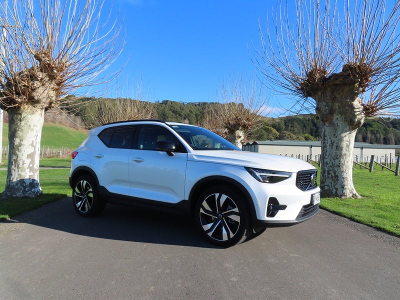 2024 Volvo XC40 B4 FWD Ultimate/Ultra Dark