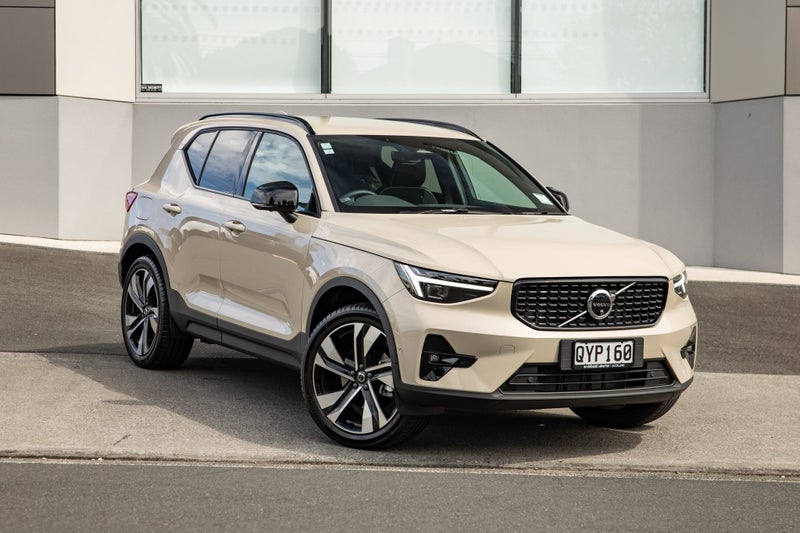 2024 Volvo XC40 B4 FWD Ultra Dark