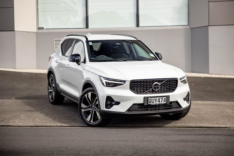 2024 Volvo XC40 B4 FWD Ultra Dark