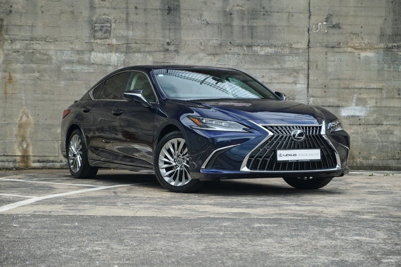 2025 Lexus ES 300h Limited