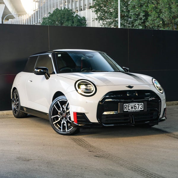 2025 MINI Electric Hatch SE JCW Favoured