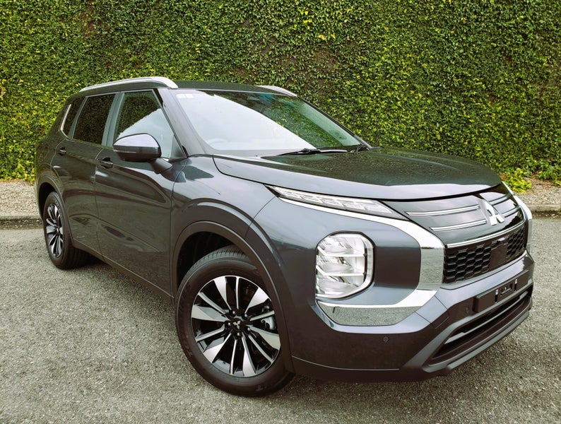 2025 Mitsubishi Outlander LS - FACELIFT!