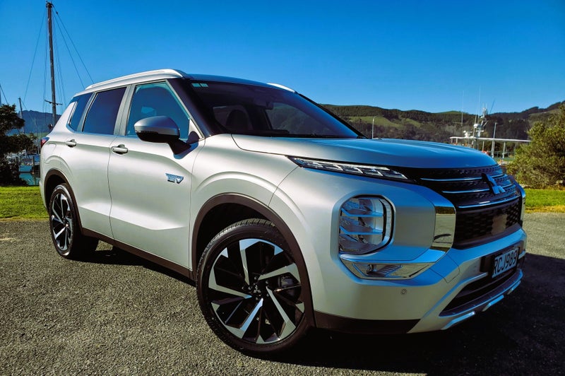 2025 Mitsubishi Outlander PHEV XLS - RUN OUT