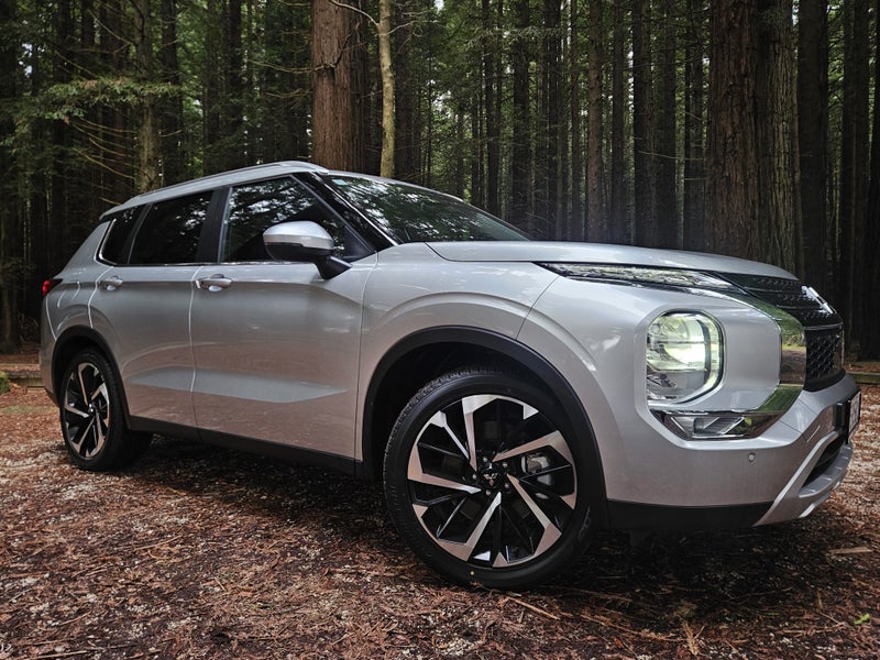 2025 Mitsubishi Outlander XLS 2WD PreReg