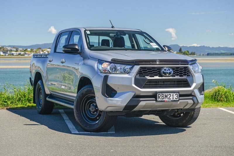 2025 Toyota Hilux SR Hybrid 4WD