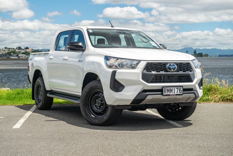 2025 Toyota Hilux SR Hybrid 4x4