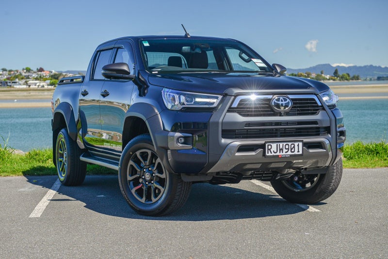 2025 Toyota Hilux SR5 CRUISER 2WD with Accessories