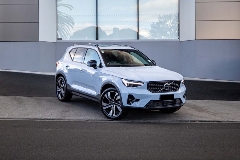 2025 Volvo XC40 B4 AWD Ultra Dark