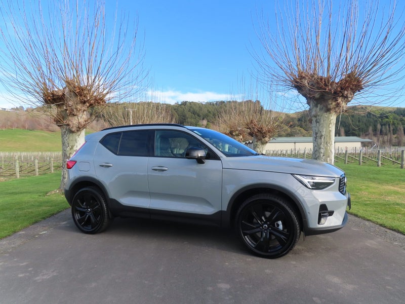 2025 Volvo XC40 B4 AWD Ultra Dark