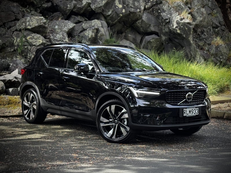 2025 Volvo XC40 B4 AWD Ultra Dark