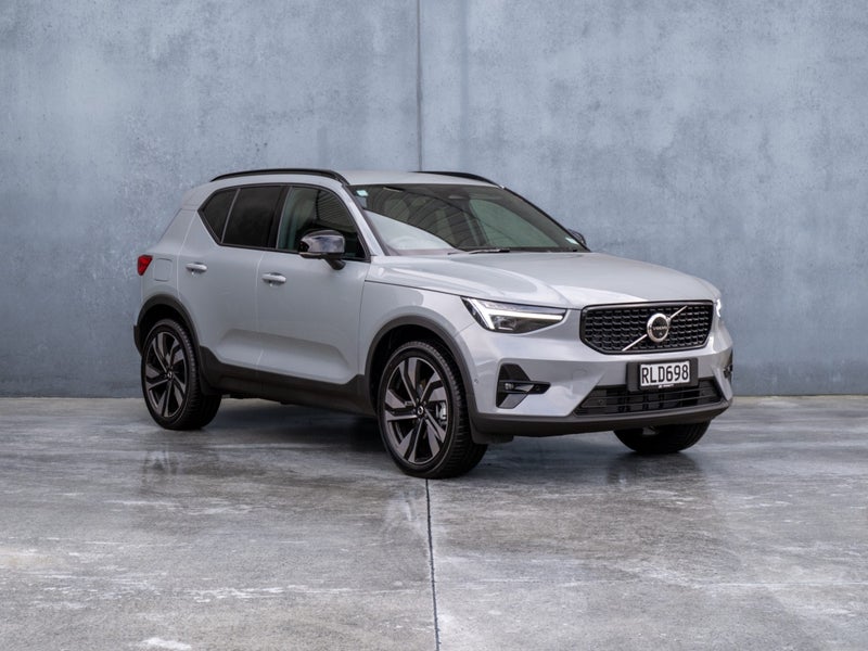 2025 Volvo XC40 B4 AWD ULTRA DARK