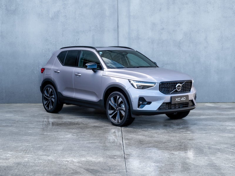 2025 Volvo XC40 B4 AWD ULTRA DARK