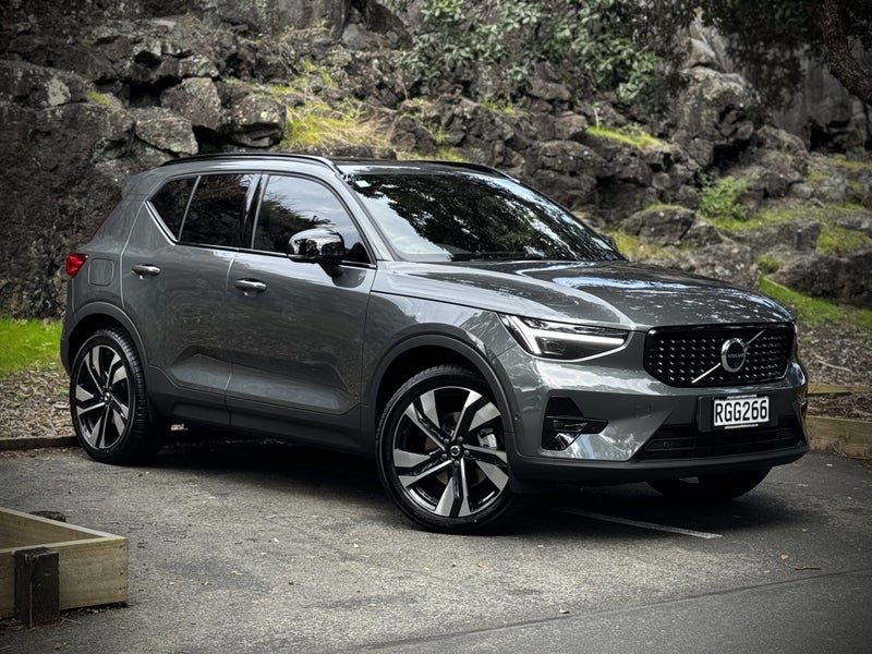 2025 Volvo XC40 B4 AWD Ultra Dark