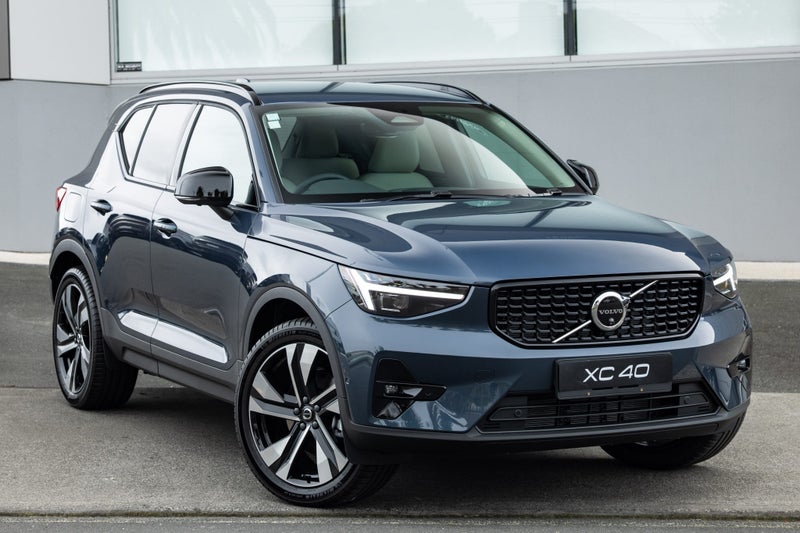 2025 Volvo XC40 B4 AWD Ultra Dark