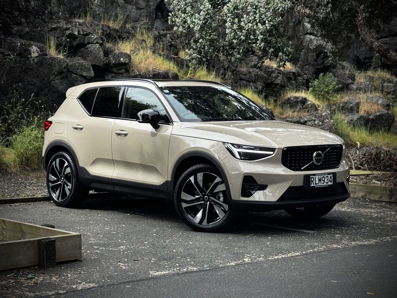 2025 Volvo XC40 B4 AWD Ultra Dark