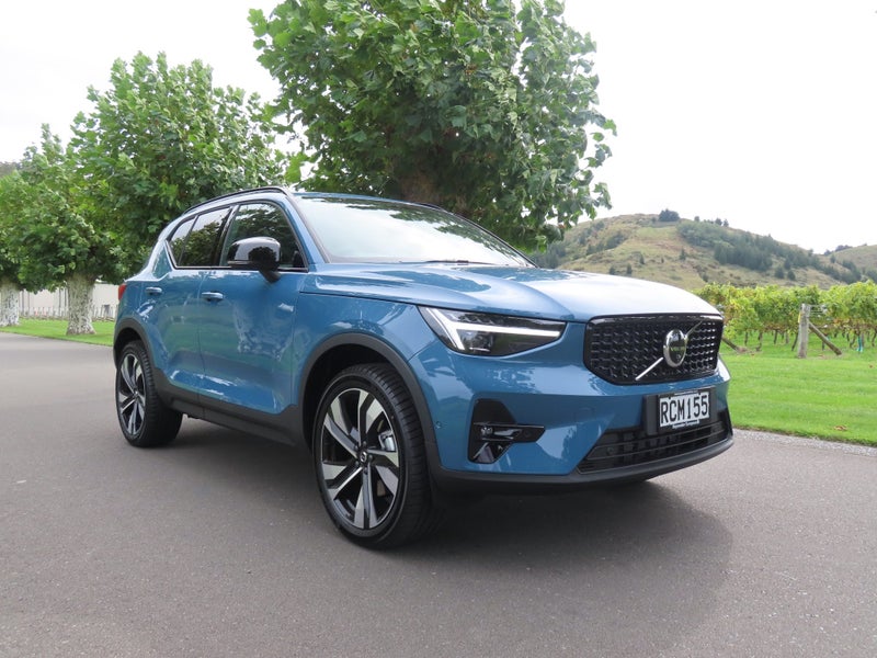 2025 Volvo XC40 B4 FWD Ultimate/Ultra Dark