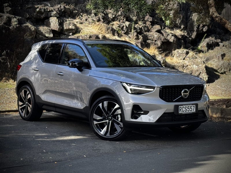 2025 Volvo XC40 B4 FWD Ultra Dark