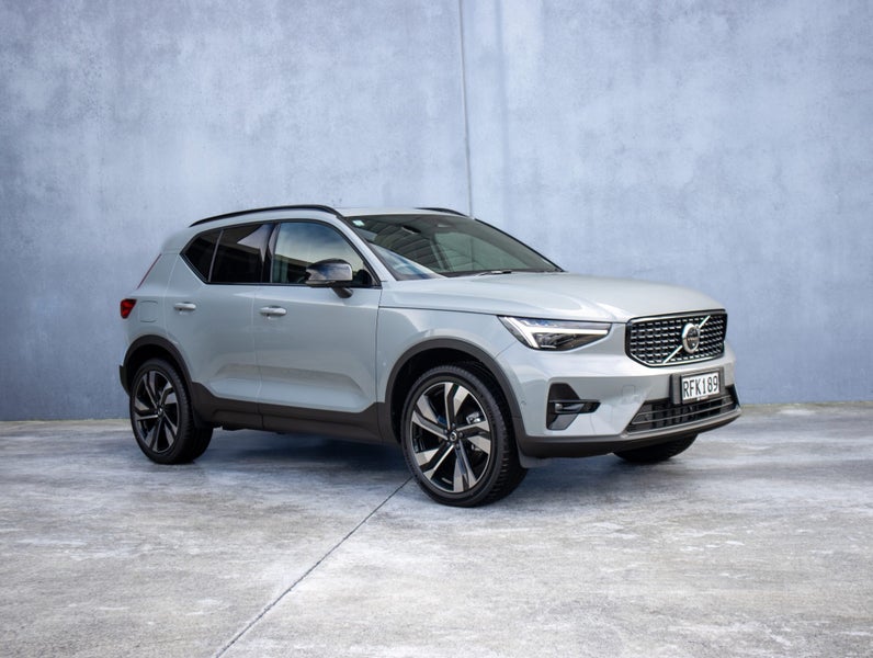 2025 Volvo XC40 B4 FWD ULTRA DARK