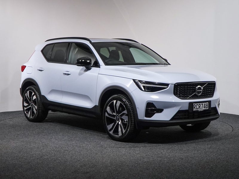 2025 Volvo XC40 B4 FWD ULTRA DARK
