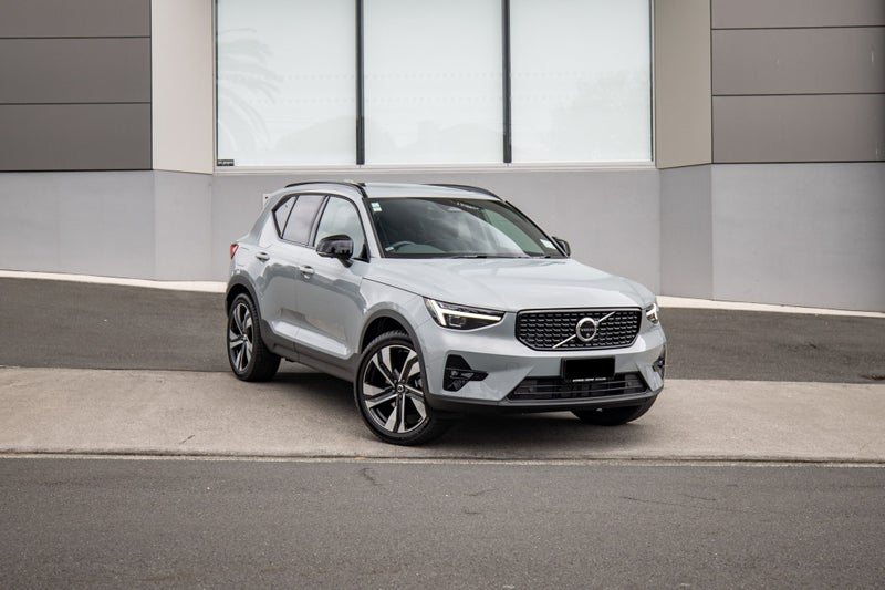 2025 Volvo XC40 B4 FWD Ultra Dark