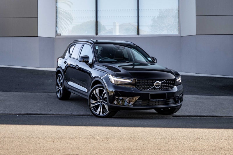 2025 Volvo XC40 B4 FWD Ultra Dark