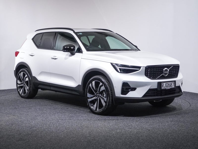 2025 Volvo XC40 B4 Ultra Dark