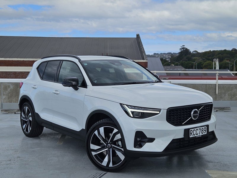 2025 Volvo XC40 B4 Ultra Dark