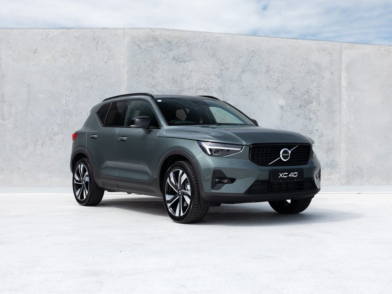 2025 Volvo XC40 B4 Ultra Dark AWD