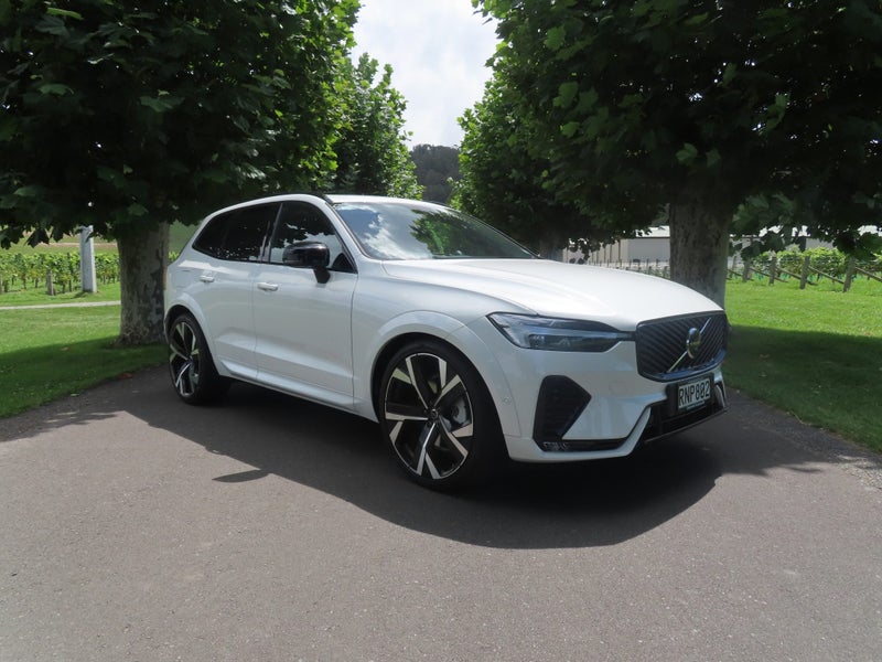 2025 Volvo XC60 B5 AWD Ultra Dark