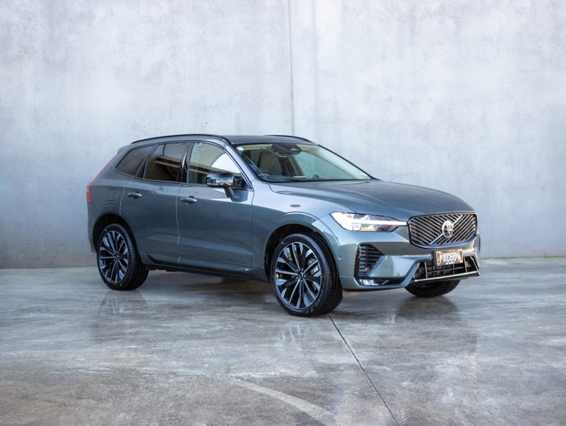 2025 Volvo XC60 B5 AWD ULTRA DARK