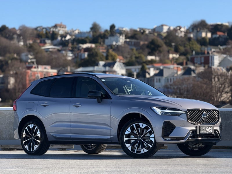 2025 Volvo XC60 B5 Ultra Dark 2.0P