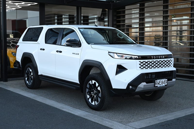 2026 Toyota Hilux SR5 2.8 Diesel Turbo 6MT 4WD...