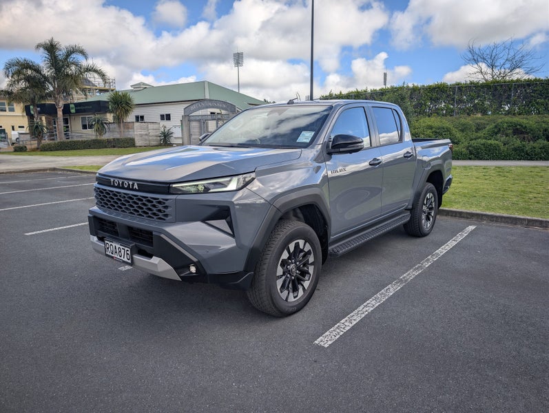 2026 Toyota Hilux SR5 2.8DT 6MT 4WD DCW/4D/5S