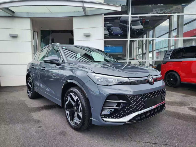 2026 Volkswagen Tiguan R-Line 1.4T with Touring...