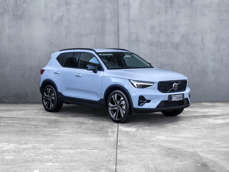 2026 Volvo XC40 B4 AWD ULTRA DARK