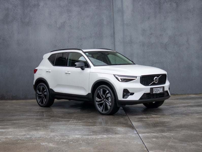 2026 Volvo XC40 B4 AWD ULTRA DARK