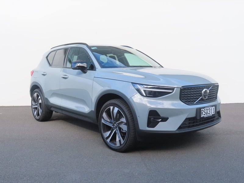 2026 Volvo XC40 B4 AWD Ultra Dark