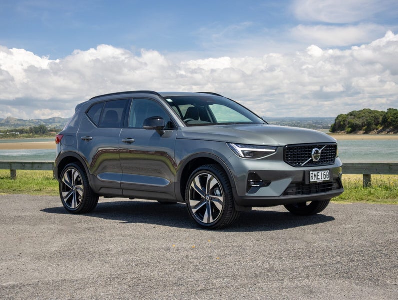 2026 Volvo XC40 B4 AWD ULTRA DARK