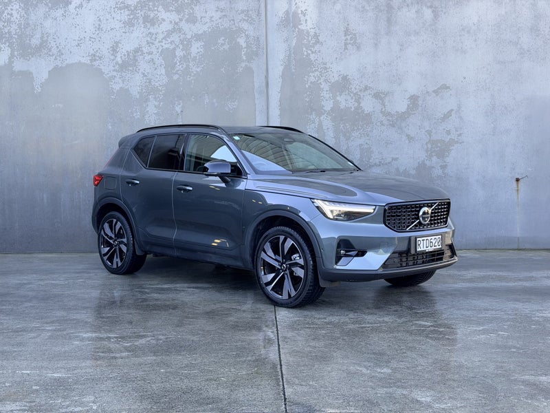 2026 Volvo XC40 B4 AWD ULTRA DARK