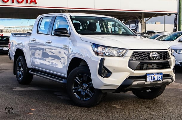 2024 Toyota HILUX SR